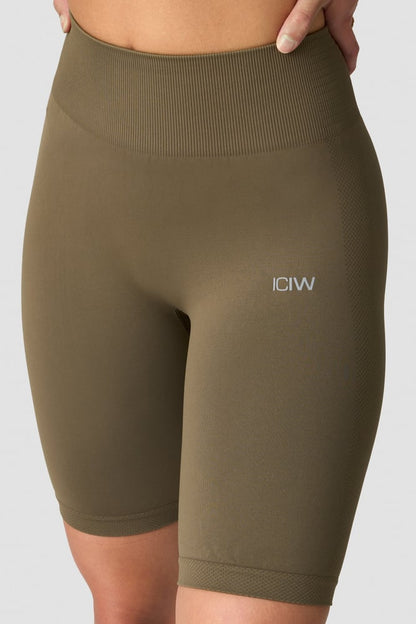 define seamless biker shorts wmn dark sand