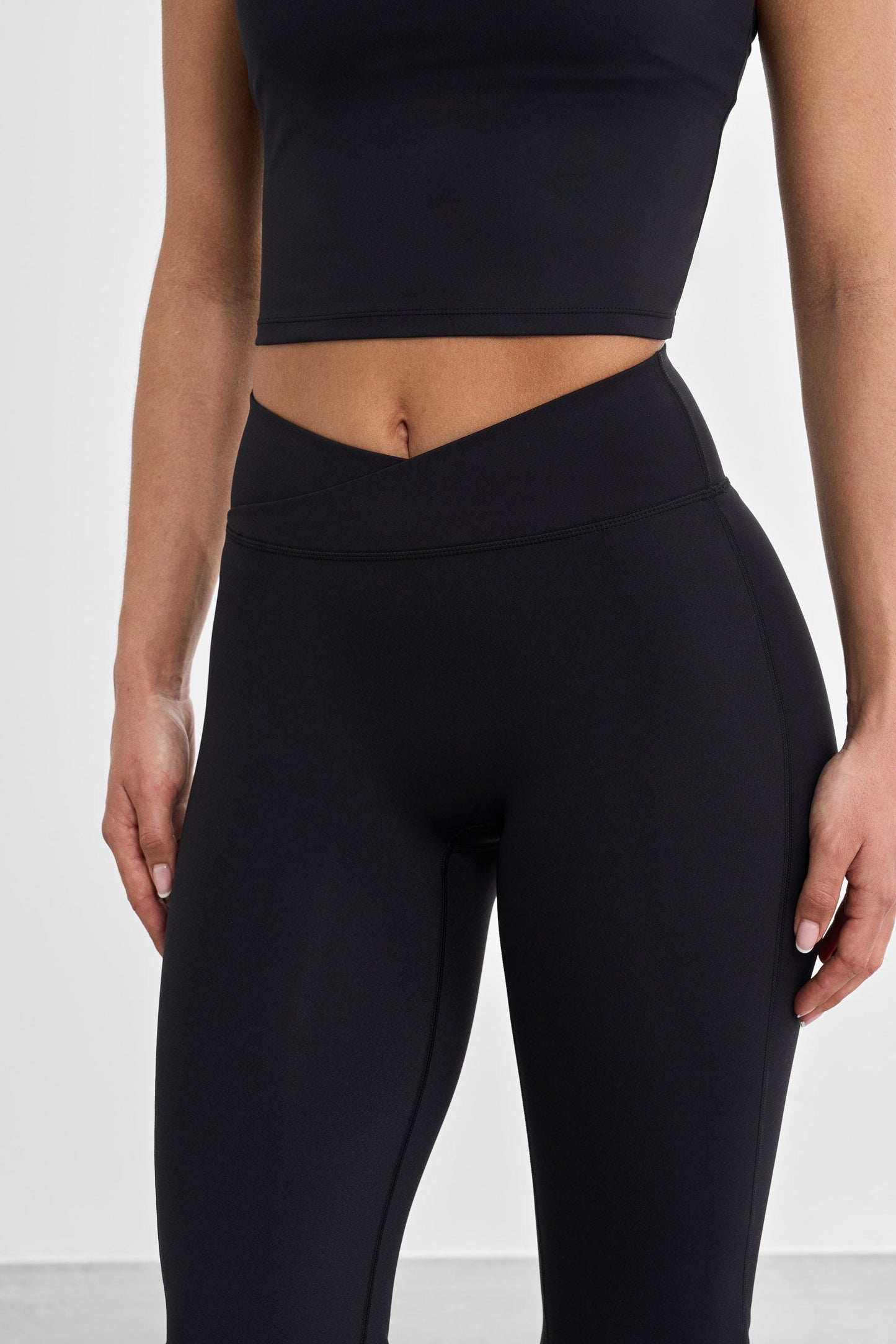 Signature Wrap -lahkeiset leggingsit